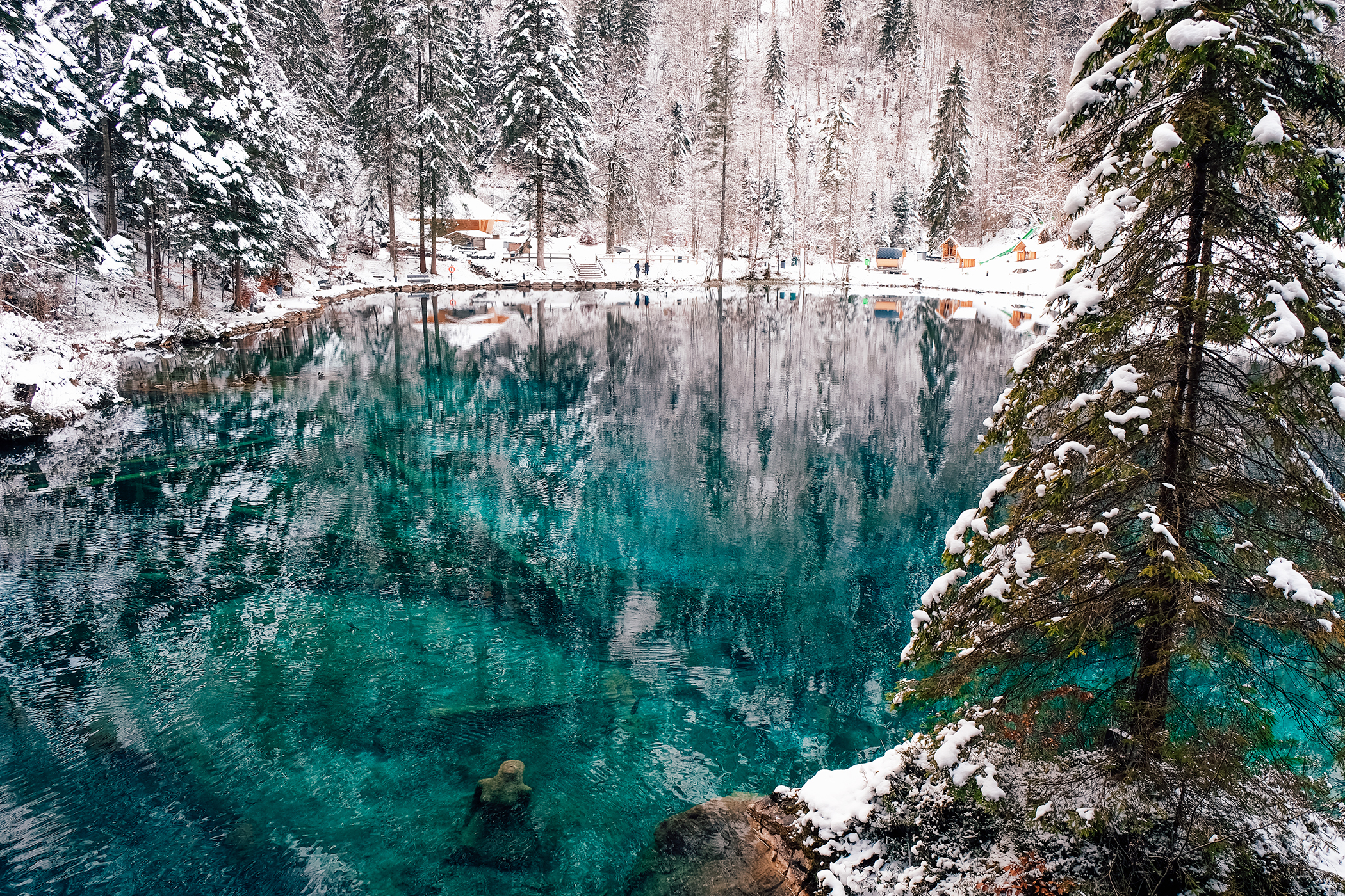 https://www.awwway.ch/wp-content/uploads/2018/01/Blausee_Hiver_Statue.jpg